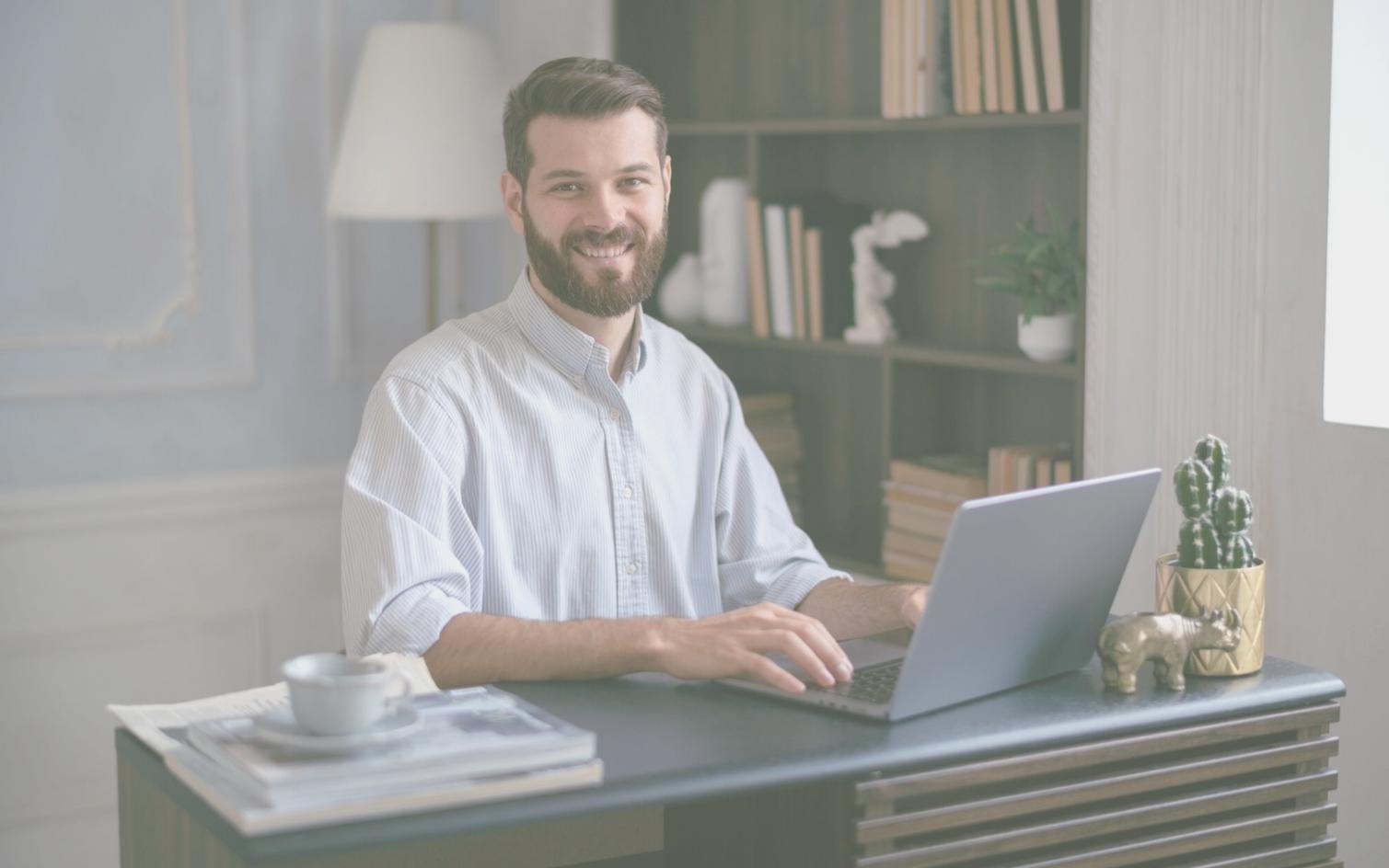 Moderne Büroumgebung mit Finanzplanungstools